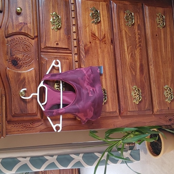 💚Nwt Women's Gap Fit Burgundy Cammo Work Out Bra - Picture 3 of 6